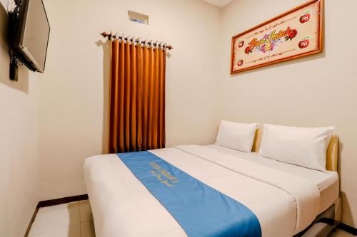 a bedroom with a bed in a room at Guesthouse Nusa Indah Syariah 2 in Batu