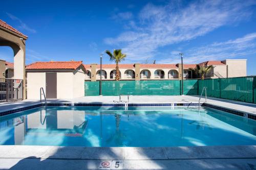 Swimming pool sa o malapit sa OYO Hotel Palmdale - Antelope Valley