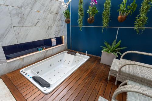 Ένα μπάνιο στο Hotel Clover Patong Phuket - SHA Plus