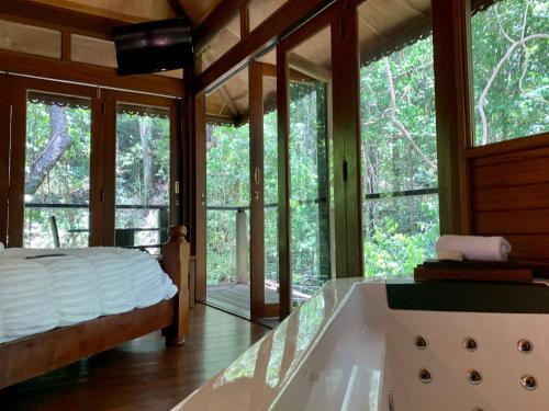 Postel nebo postele na pokoji v ubytování Cairns Rainforest Retreat