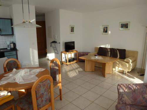 a living room with a couch and a table at Ferienwohnung Sewenig in Müden