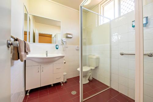 a bathroom with a sink and a toilet at Matilda Motor Inn in Dubbo