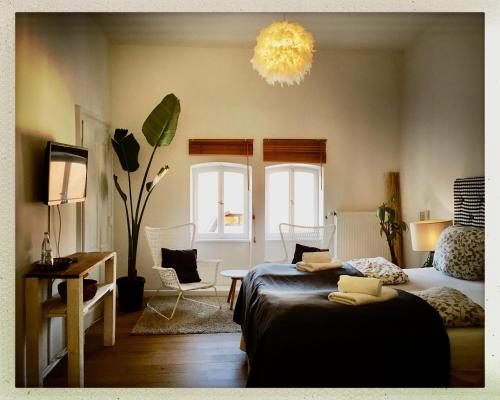 1 dormitorio con 1 cama, 1 mesa y 1 lámpara en Art Hotel & Hostel, en Passau