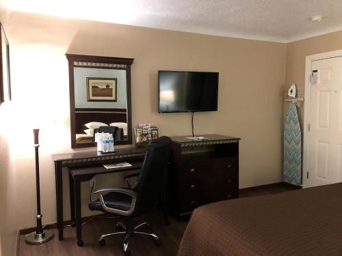 Value Inn Motel EUGENE AIRPORTにあるテレビまたはエンターテインメントセンター