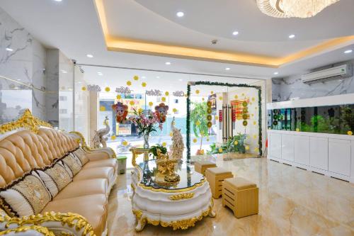 uma sala de estar com um sofá e uma mesa em Love Hotel Airport em Ho Chi Minh