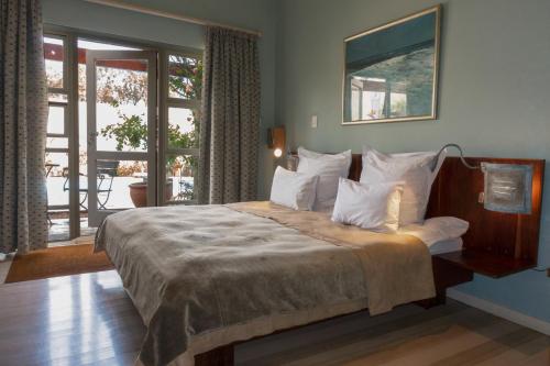 En eller flere senge i et værelse på Rosedene Lodge - 24h solar with pool and garden