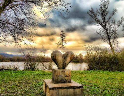 a statue in the shape of a heart in a field at Ferienwohnung Mörlenbach in Mörlenbach