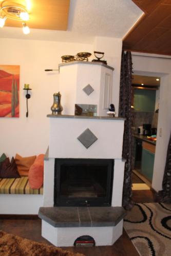 ein Wohnzimmer mit Kamin im Zimmer in der Unterkunft Ferienwohnung Rita in Bad Mitterndorf