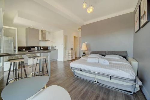 une chambre avec un grand lit et une cuisine dans l'établissement Le Maria - Cannes - Renovated Feb 2025, à Cannes