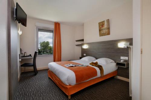 Llit o llits en una habitació de The Originals City, Hôtel L'Acropole, Saint-Etienne Sud (Inter-Hotel)