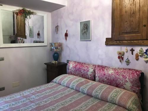 1 dormitorio con cama y espejo en Casa Ravi, en Gavorrano
