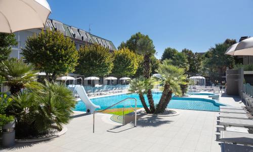 Bazén v ubytování Hotel Paris Resort nebo v jeho okolí