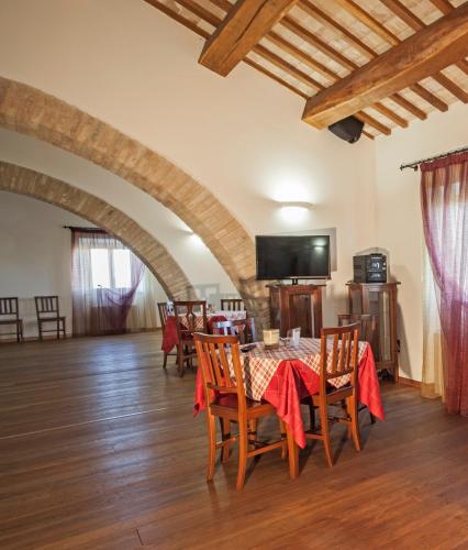 a dining room with a table and chairs at Il Ristoro Del Viandante in Offagna