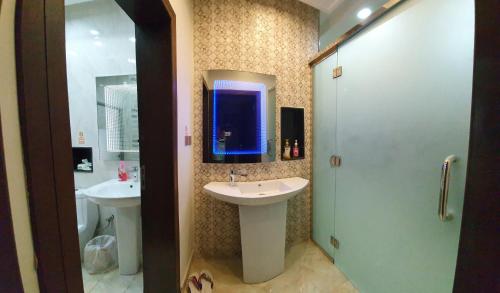 Ένα μπάνιο στο Kayan Apartments