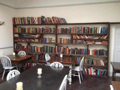 a book shelf filled with lots of books at Castle Hotel in Eynsford