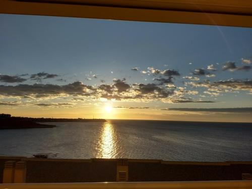 widok na słońce zachodzące nad wodą w obiekcie Mirador De Aguamarina w mieście Campoamor