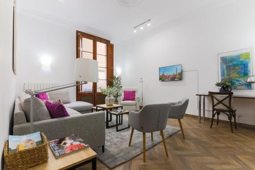 バルセロナにあるGreat Spacious Apartment in the Gothic District City Centerのリビングルーム(ソファ、テーブル付)