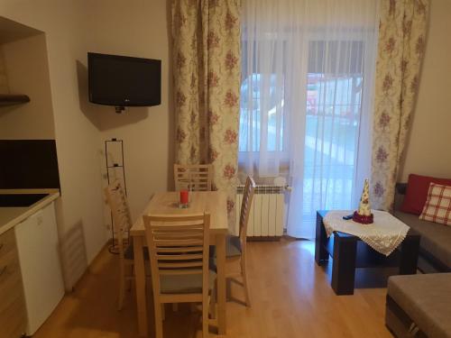 a kitchen and dining room with a table and chairs at Willa i domki Victoria in Wisła