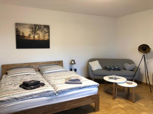 ヴェルメルスキルヒェにあるAm Grünenplatz 65のベッドルーム(ベッド1台、ソファ付)