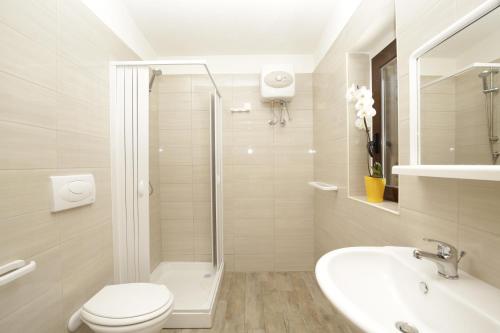 een badkamer met een douche, een toilet en een wastafel bij Agriturismo da Mauro in Vieste