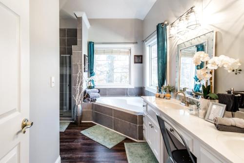 Foto da galeria de Sink into the Luxe Corner Tub at an Upscale, Spacious Home em Jonesboro