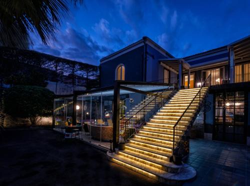 カターニアにあるThe Yard Hostelの夜間の階段