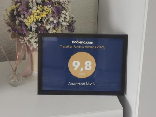 Un certificado, premio, letrero u otro documento en Apartman MMS