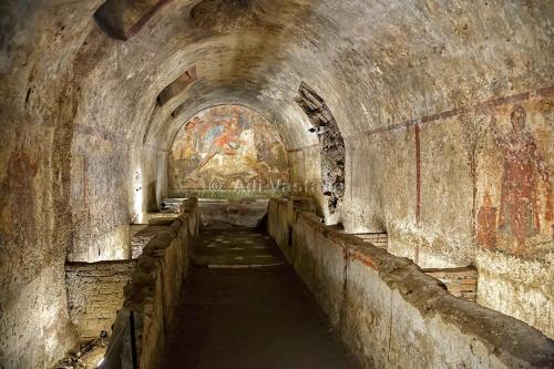 an old tunnel with a painting on the wall at B&B White One in San Prisco