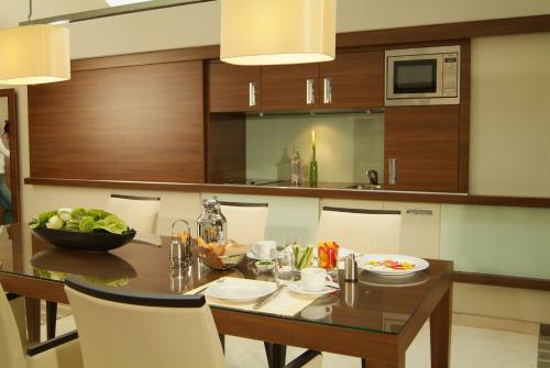 a kitchen with a table with a bowl of fruit on it at René Bohn in Ludwigshafen am Rhein