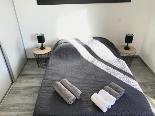 a bedroom with a bed with two towels on it at Appartement 3 pieces, refait a neuf, haut standing, piscine, mer a pieds in Antibes