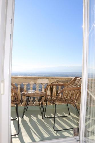 a balcony with a table and chairs and a view of the ocean at Villa Schloss in Wolfsberg