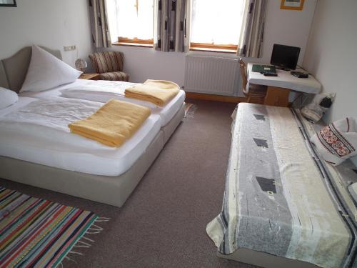 Ein Bett oder Betten in einem Zimmer der Unterkunft Waldgasthof - Hotel Schiederhof