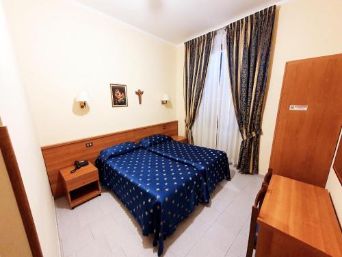מיטה או מיטות בחדר ב-Suore Concezioniste Missionarie - Carmen Sallés Roma
