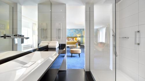 uma casa de banho com um lavatório e um chuveiro em Van der Valk Hotel 's-Hertogenbosch – Vught em Den Bosch