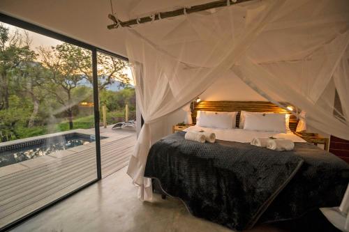 Lova arba lovos apgyvendinimo įstaigoje Kruger Cliffs Lodge