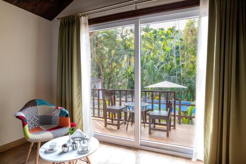 Tầm nhìn ra hồ bơi gần/tại Stone Wood Nature Resort, Gokarna