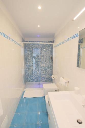 Bilik mandi di Hotel Nazionale