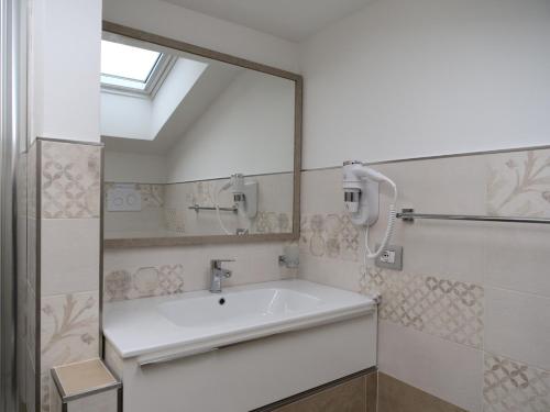 y baño con espejo grande y bañera. en DADA, en Giffoni Valle Piana