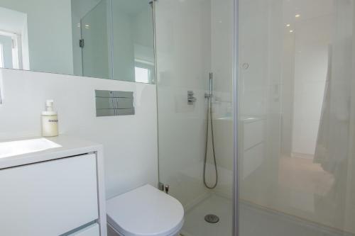 リスボンにあるNew Apartment Bairro Altoの白いバスルーム(シャワー、トイレ付)