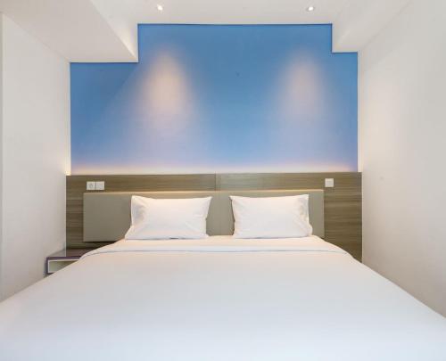 雅加達的住宿－Amaris Hotel Slipi，一间卧室配有一张大床和两个枕头
