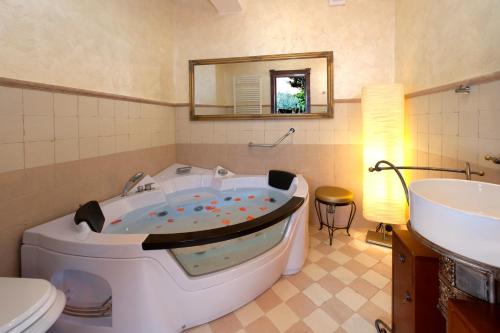 y baño con bañera, aseo y lavamanos. en Villa Castello Rausch, en Poreč