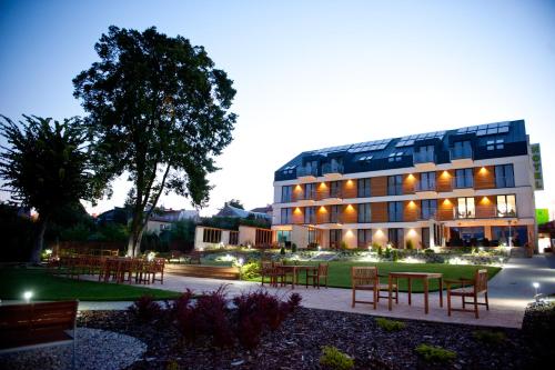 Κήπος έξω από το Hotel Uniejów