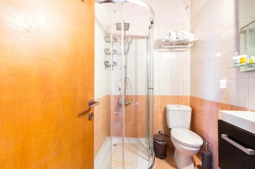 La salle de bains est pourvue d'une douche, de toilettes et d'un lavabo. dans l'établissement Mema's great view Kefalonia, à Svoronata