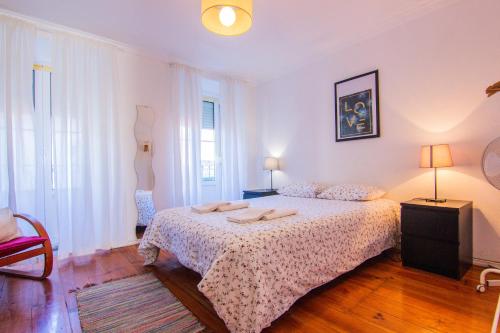 ein Schlafzimmer mit einem Bett mit zwei Handtüchern darauf in der Unterkunft Apartamento Bairro Alto in Lissabon