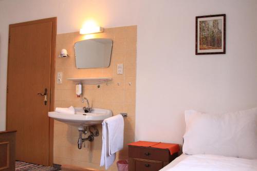 La salle de bains est pourvue d'un lavabo, d'un lit et d'un miroir. dans l'établissement #hostFLACHAU1, à Flachau