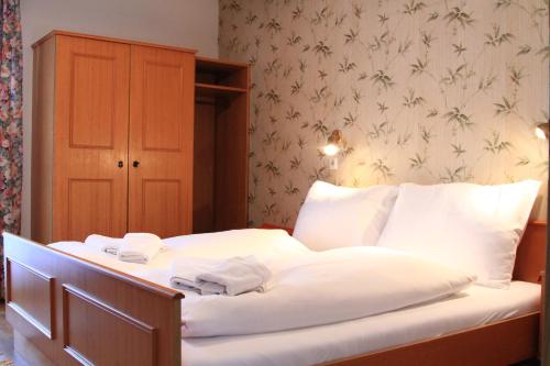 ein Schlafzimmer mit einem Bett mit zwei Handtüchern darauf in der Unterkunft #hostFLACHAU1 in Flachau