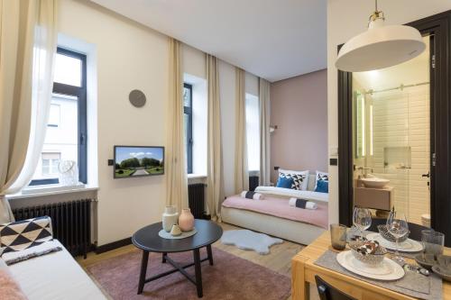 - un salon avec un lit et une table dans l'établissement Luxury City Center Apartments close to National Theater, à Zagreb
