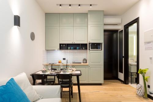 Una cocina y una sala de estar con mesa y sillas. en Luxury City Center Apartments close to National Theater, en Zagreb