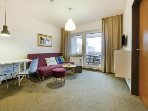 ein Wohnzimmer mit einem Sofa und einem Tisch in der Unterkunft Apartment on the North Sea East Frisia in Dornum