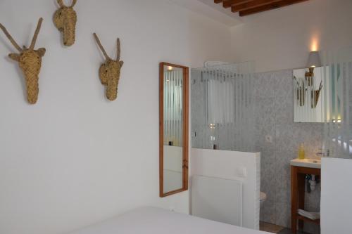 - une cuisine blanche avec un miroir et un évier dans l'établissement Riad Louane, à Rabat